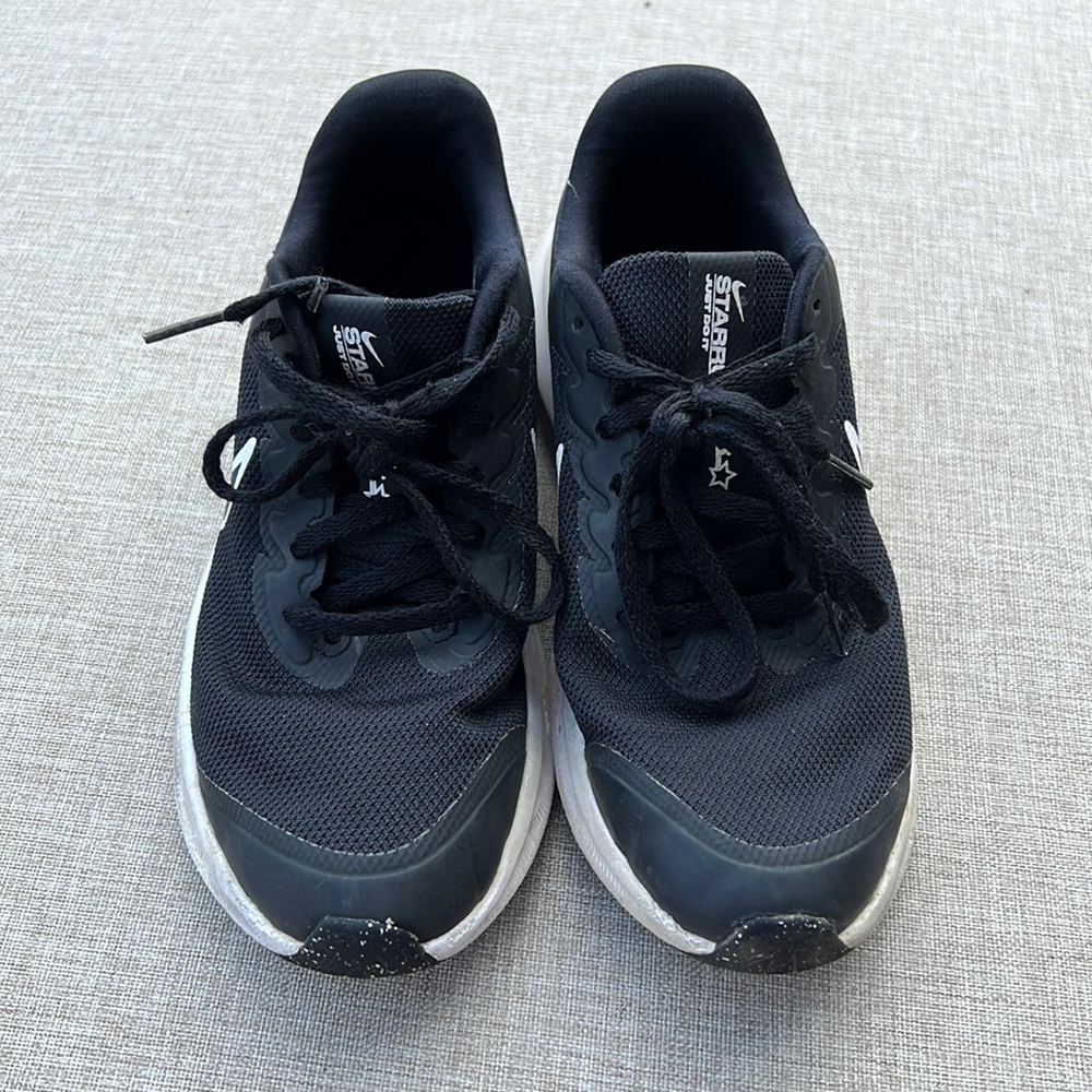 Nike Boys StarRunner size 4y
